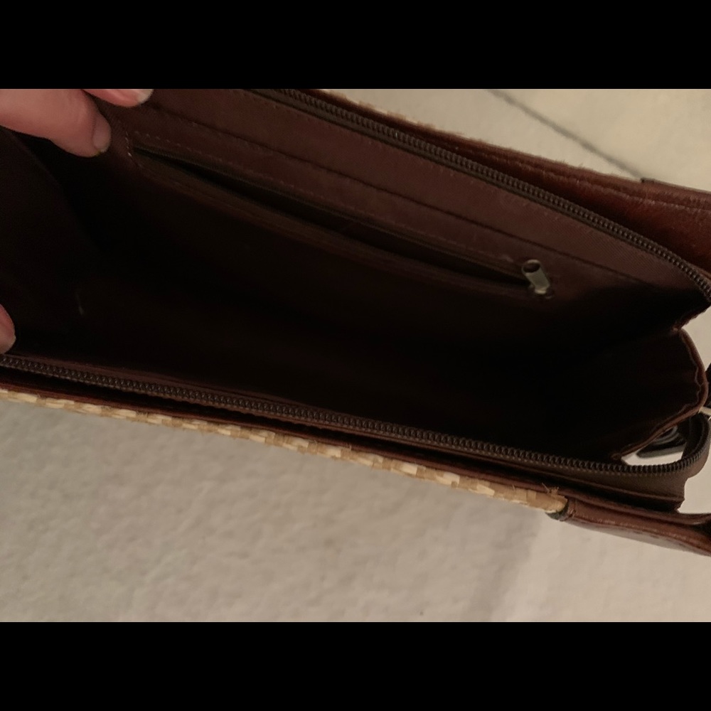 A purse - Picture 3 of 6